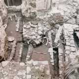 Anche sotto il vicino ex convento di Santa Teresa dei Maschi (ora sede della Biblioteca De Gemmis) sono presenti le strutture murarie di tre differenti edifici di culto sovrapposti, ad iniziare dal VI secolo